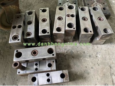 Xử lý bề mặt kim loại trước khi đánh bóng xi mạ